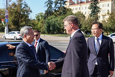 Член Посткома Политбюро ЦК КПК возложил венок к монументу Победы в Минске