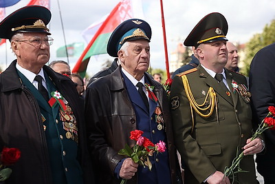 Память живет в сердцах! Народное возложение проходит на Площади Победы