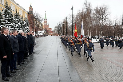 Премьер-министр Беларуси возложил венок к Могиле Неизвестного Солдата в Москве