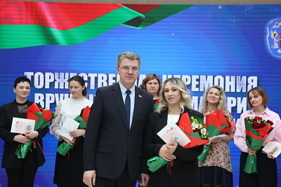 Кухарев вручил ордена Матери многодетным женщинам Минска