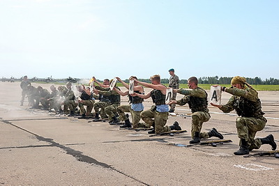 Высший пилотаж. Как в Мачулищах отпраздновали День военно-воздушных сил Беларуси