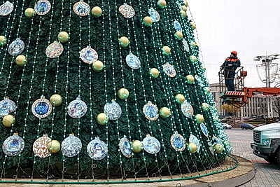 В столице украшают главную новогоднюю елку