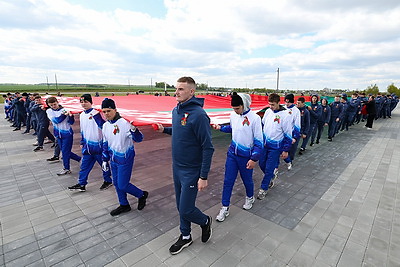 На \"Кургане Славы\" в честь государственных символов развернули полотнище флага длиной 36 м