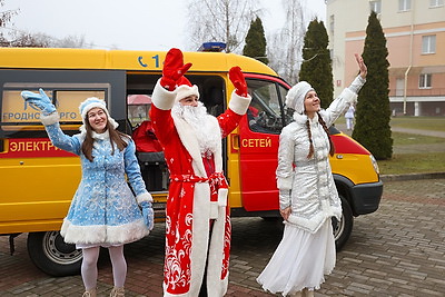 Новогодние подарки через окошки. Энергетики поздравили пациентов детской больницы Гродно