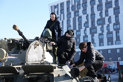 Увидеть военную технику и попробовать солдатскую кашу. Как День защитников Отечества встретили в Минске