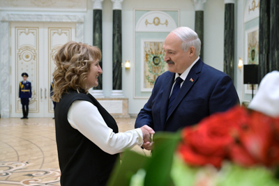 Лукашенко вручил награды заслуженным аграриям Беларуси