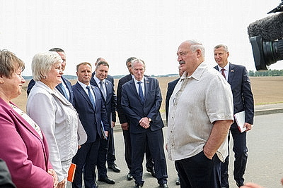 Лукашенко посетил Смолевичский район, в центре внимания - уборка озимого рапса