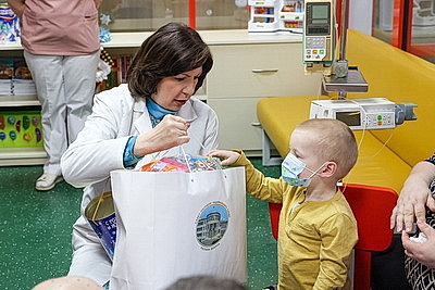 В ожидании новогоднего чуда. Кочанова поздравила юных пациентов РНПЦ детской онкологии