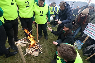 Невероятная атмосфера. Четвертый чемпионат по колке дров среди СМИ проходит в Минском районе