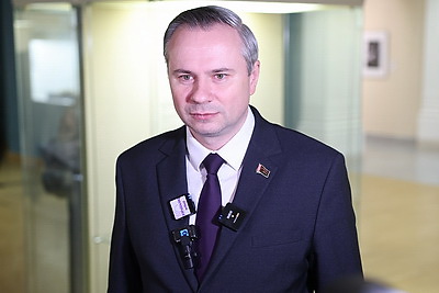 \"Элегантность серебра\". В Национальном художественном музее представили сокровища оманского двора