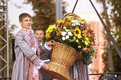 Памятник креветке, выставка караваев и подворий. В Белоозерске проходят \"Дажынкі-2025\"