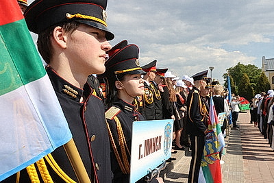 С благодарностью за мирное небо. Выпускники возложили цветы на Аллее Героев в Гомеле
