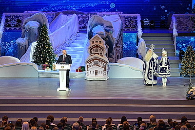 Лукашенко: страна всегда сильна традициями, одна из них в Беларуси - новогодние поздравления детей