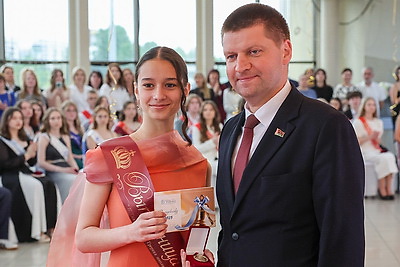 115 выпускникам школ Первомайского района Витебска вручили золотые и серебряные медали