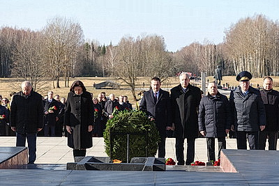 Колокола и людская скорбь. В день памяти Хатыни на мемориале возлагают цветы