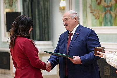 Лукашенко - выпускникам вузов: мир огромен, а Беларусь у нас одна