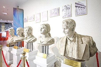 От БЕЛАЗа до партизанской медали. Что представлено в белорусском павильоне на ВДНХ