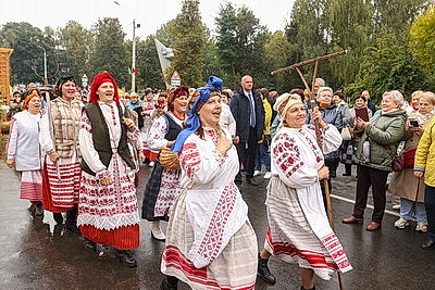 Памятник креветке, выставка караваев и подворий. В Белоозерске проходят \"Дажынкі-2025\"