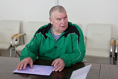 Ремонт дорог, электроотопление. Помощник Президента провел прием граждан и прямую линию в Городке