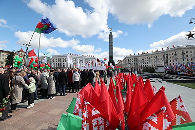 Память живет в сердцах! Народное возложение проходит на Площади Победы