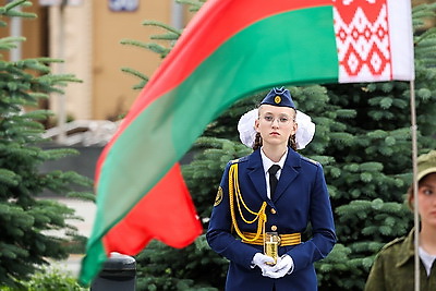 Память поколений. Участники \"Поезда Памяти\" возложили цветы к монументу Победы
