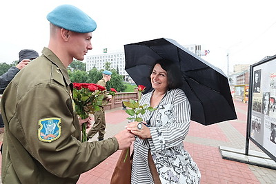 Витебские десантники на улицах города вручили женщинам цветы