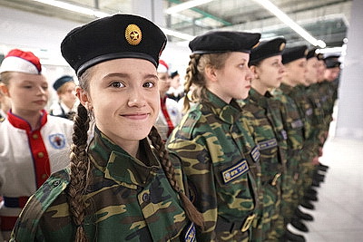 \"Так рождаются истинные патриоты\". Спасатели Минска вручили Конституции 30 ребятам