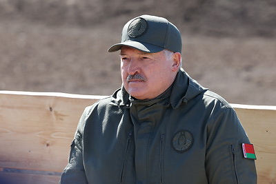 Лукашенко во время субботника высадил деревья в парке Народного единства