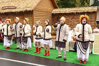 Памятник креветке, выставка караваев и подворий. В Белоозерске проходят \"Дажынкі-2025\"