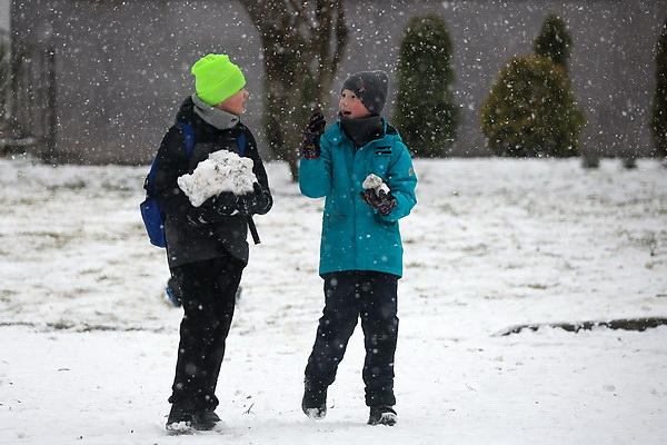 Первый снег. Детские забавы