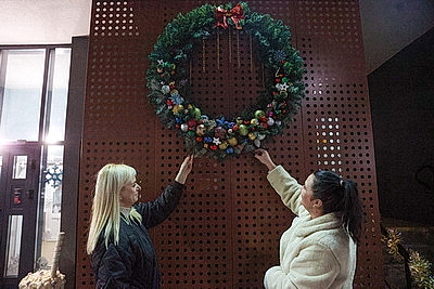 Магия из подручных материалов. Брестчане превратили свои подъезды в новогодние фотозоны