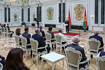 Лукашенко вручил награды заслуженным аграриям Беларуси