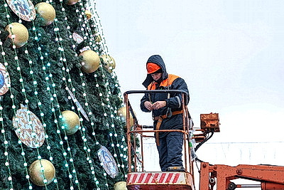 В столице украшают главную новогоднюю елку