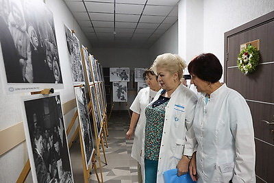 Чудеса как лекарство: к юным пациентам РНПЦ неврологии и нейрохирургии пришли Дед Мороз и Снегурочка