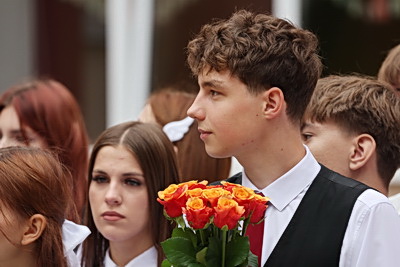 \"В три раза более долгожданно и волнительно\". В Минске в первый класс пошли тройняшки