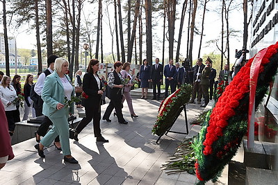 Члены Совета Республики возложили цветы в мемориальном комплексе \"Масюковщина\"