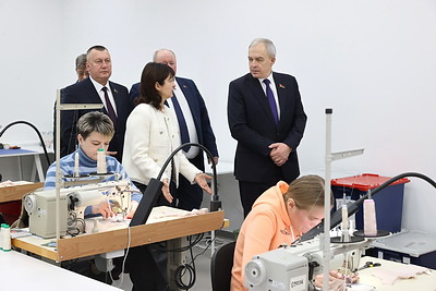 Сергеенко ознакомился с работой Докшицкой швейной мануфактуры