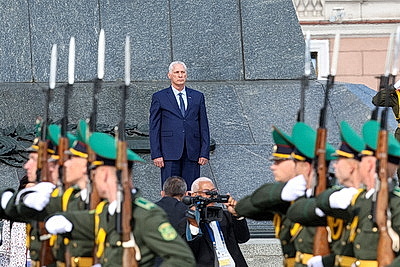 Президент Кубы возложил венок к монументу Победы в Минске
