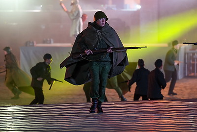 Акция \"Споем День Победы вместе!\" и фейерверк завершили празднование 9 Мая