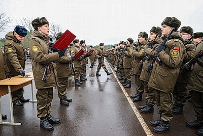 Начало освоения военной науки. Около 2,4 тыс. новобранцев приняли присягу в 72-м учебном центре