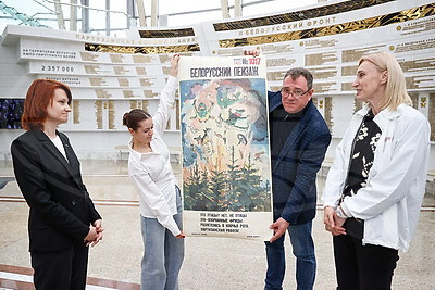 Участники медиатура \"Дорогами Победы\" презентовали Музею истории ВОВ копию уникального плаката