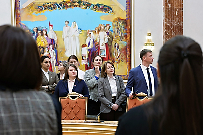 Работники холдинга \"БЕЛСТРОЙЦЕНТР\" посетили с экскурсией Дворец Независимости