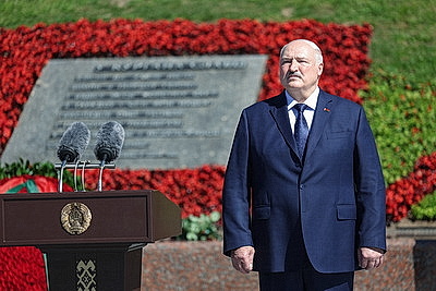 Лукашенко в День Независимости возложил венок к подножию Кургана Славы