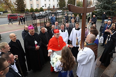 С букетом васильков в руках. Клаудио Гуджеротти возглавил литургию в брестском костеле Воздвижения Святого Креста