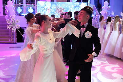 \"Девочки - как принцессы, мальчики - как принцы\". В Могилеве прошел новогодний бал для талантливой молодежи