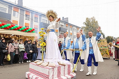 Памятник креветке, выставка караваев и подворий. В Белоозерске проходят \"Дажынкі-2025\"