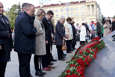 \"Беларусь помнит\": торжественная церемония возложения цветов проходит на площади Победы