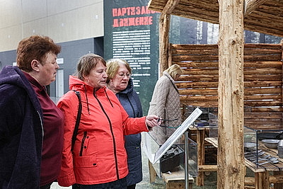 \"Я был просто в шоке\". Не только детей оставляет под впечатлением выставка \"Дорога к Победе\" в ММВЦ