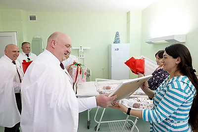 В Витебском областном роддоме поздравили мам первых родившихся в 2025 году детей