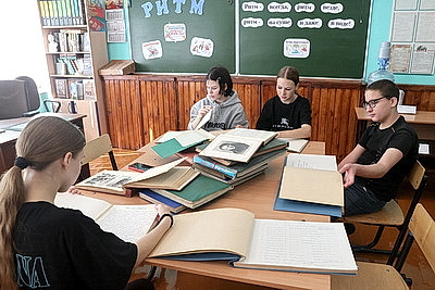 Впервые получили трудовые книжки. Ученики вносят свой вклад в обустройство школы